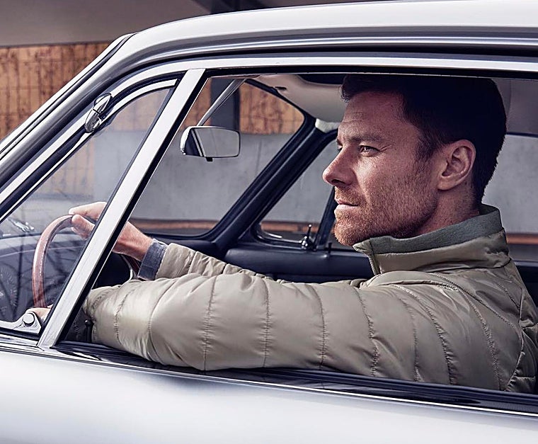 Xabi Alonso en un Porsche
