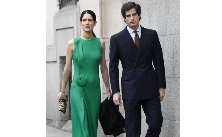 Imagen principal - Fernando Fitz-James Stuart junto a Sofía Palazuelo en la boda de Almeida;  junto a su hermano Carlos y saludando al Rey Felipe VI