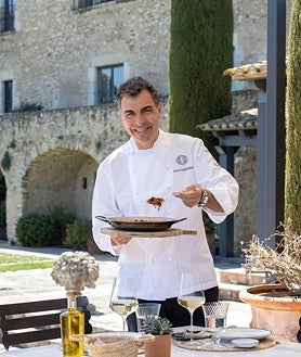 Imagen secundaria 2 - Una de las suites y el spa de Mas de Torrent, en Gerona. Ramón Freixá dirige su propuesta gastronómica.