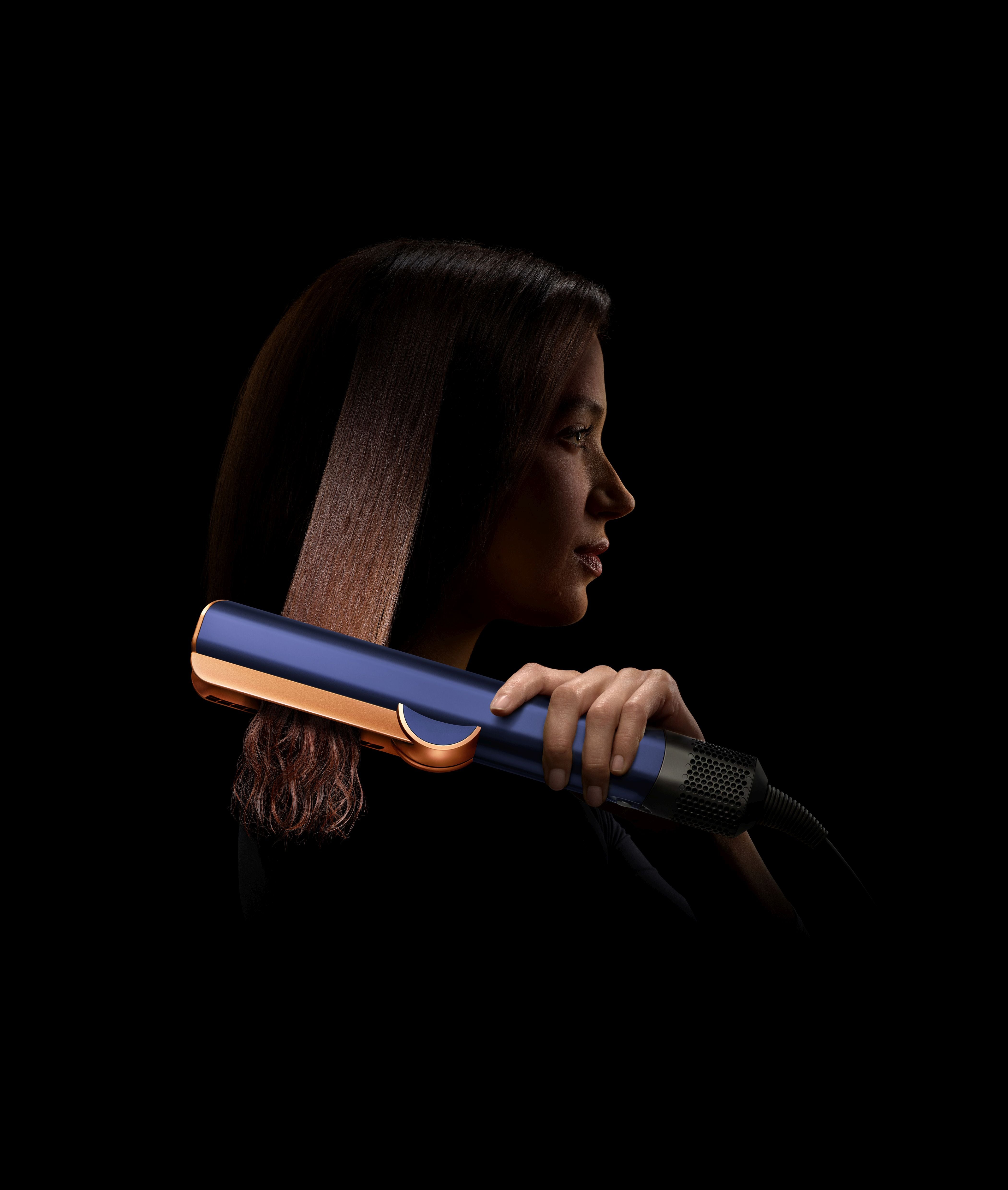 Airstrait es la nueva plancha de pelo de Dyson. Una herramienta innovadora que propone una nueva forma de alisar el cabello de mojado a seco con aire, sin placas calientes ni daños provocados por el calor. El potente flujo de aire concentrado, seca y alisa simultáneamente el cabello mojado simplificando la rutina capilar para conseguir rápidamente un alisado natural, con un acabado suave y brillante. Precio: 499 euros