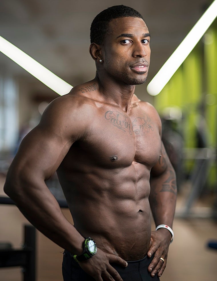 Hombre con el abdomen marcado