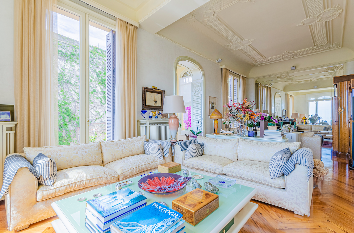 Entre las diferentes estancias están varias salas de estar, un comedor con una gran mesa redonda de cristal, biblioteca, oficina y gimansio