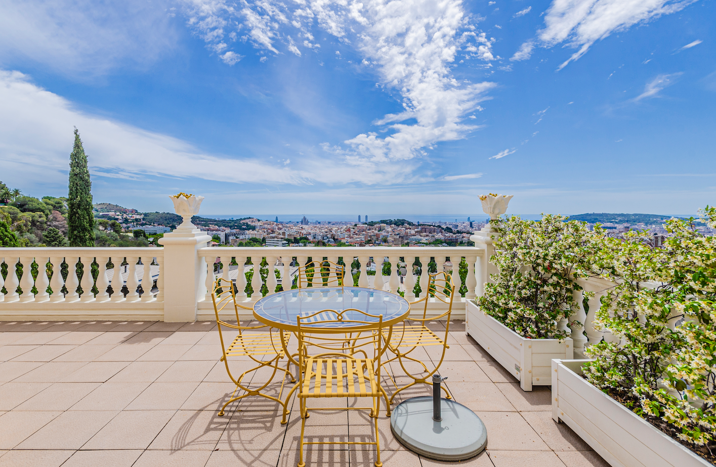 En las cuatro plantas hay varios balcones y terrazas con zonas de comedor al aire libre en las que relajarse y celebrar cenas con amigos y familiares