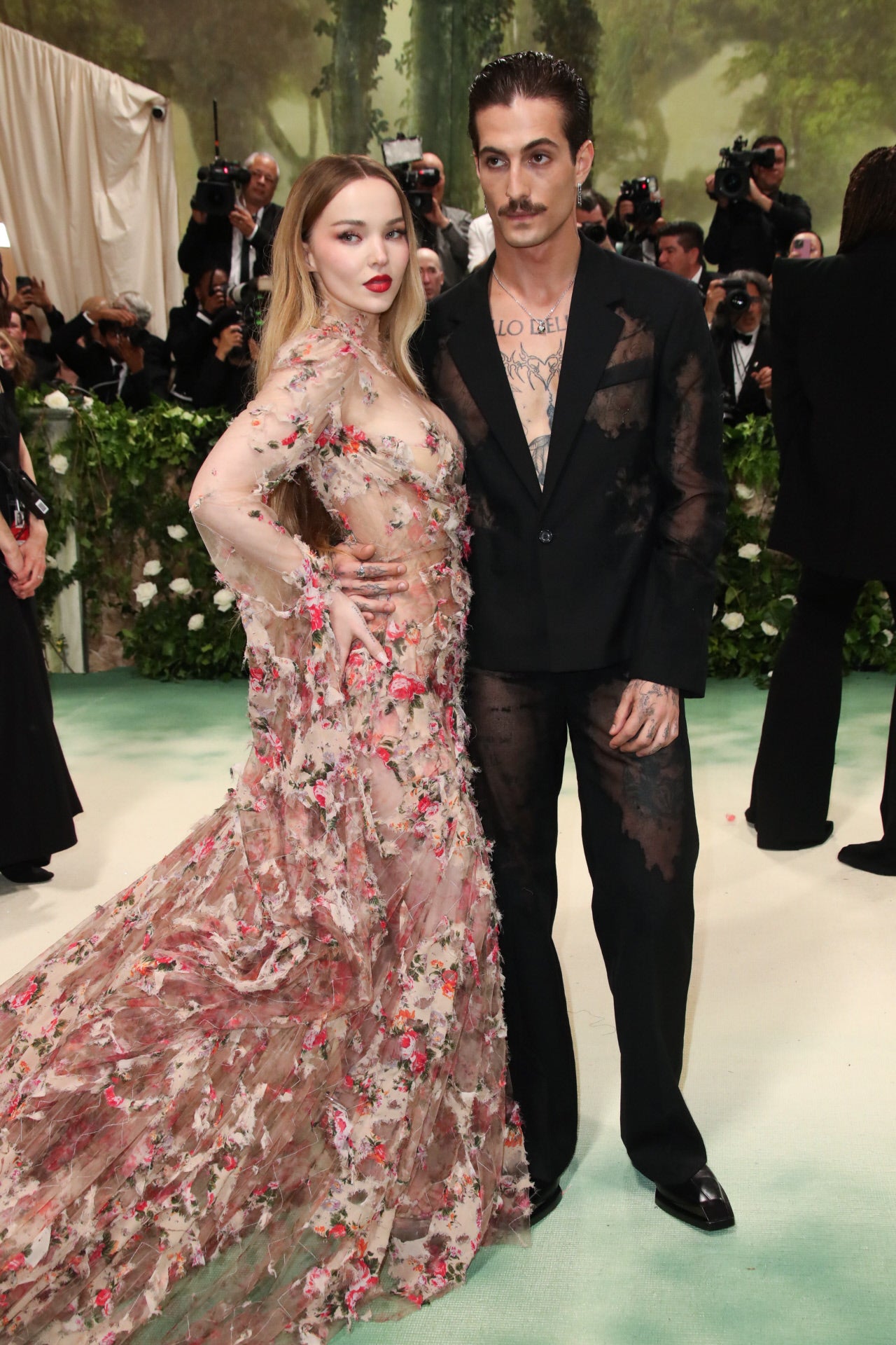 Damiano David, que posó con Dove Cameron, eligió un traje semitransparente que dejaba a la vista sus tatuajes. 