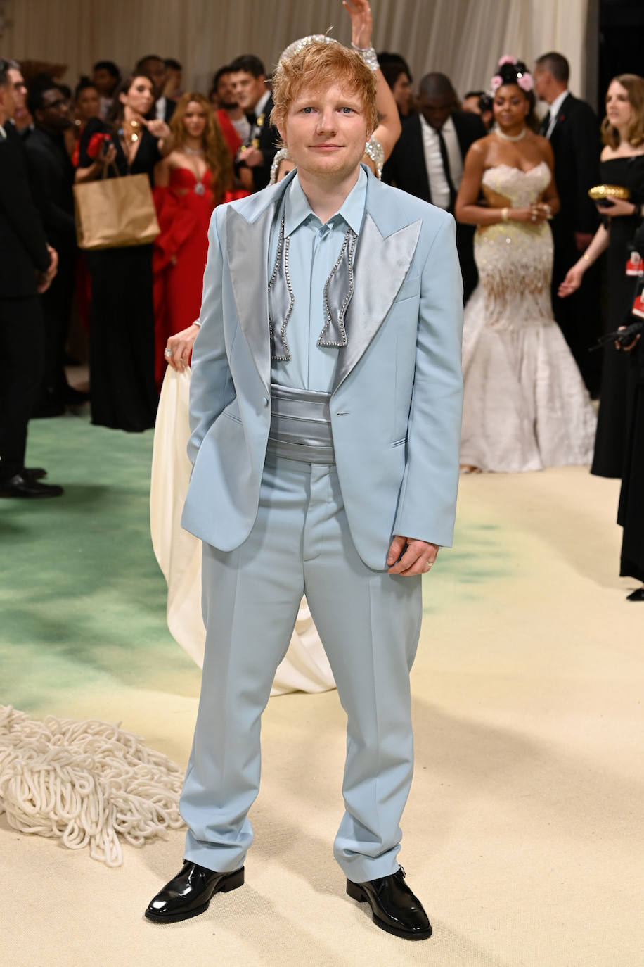 Ed Sheehan eligió un traje de satén en color azul cielo. 