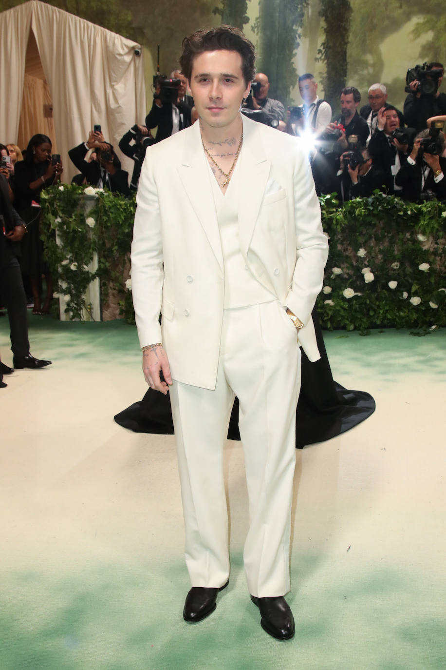 Brooklyn Beckham optó por un traje blanco de Dior Men con chaqueta cruzada y chaleco a juego, confeccionado con seda y lana, a medida. 