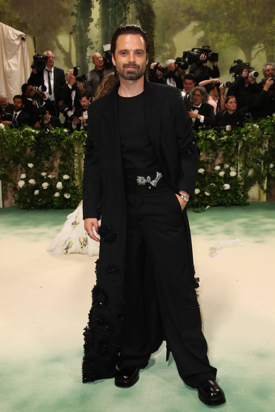 Sebastian Stan llevó un traje con chaqueta larga que incluía flores bordadas. 