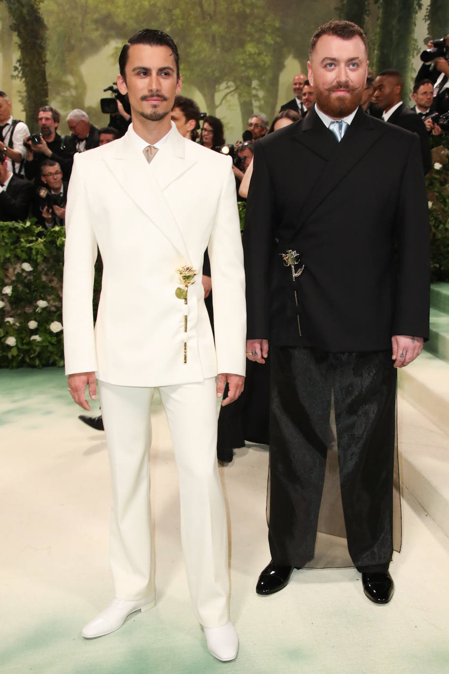 Sam Smith y Christian Cowan acudieron de la mano y conjuntados, ambos con looks de Cowan.