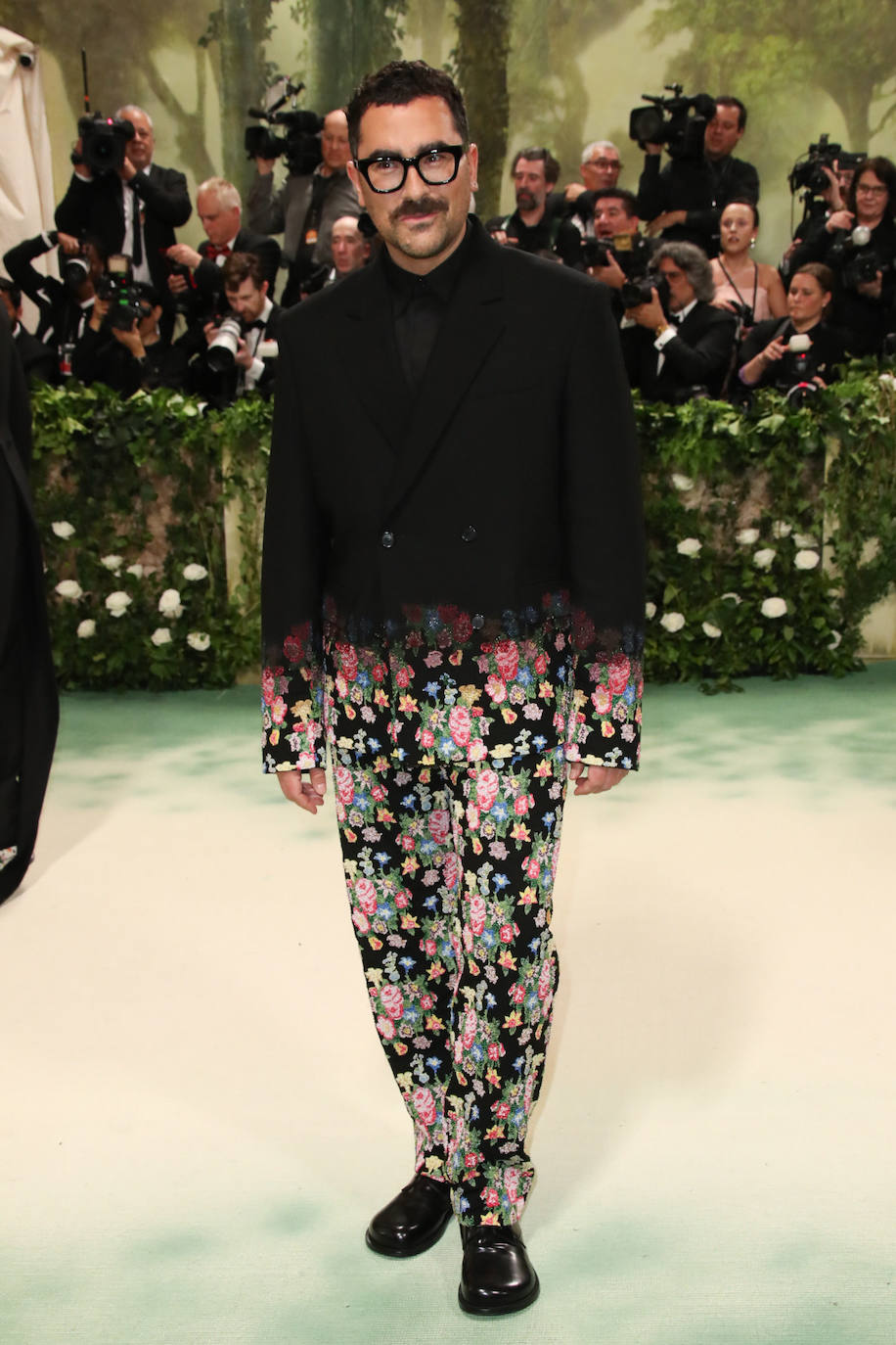 Dan Levy acudió a la gala Met vestido de Loewe.