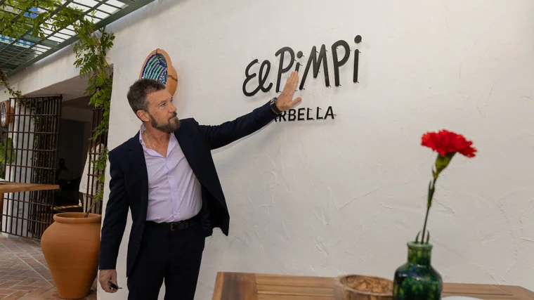 Antonio Banderas forma parte de los socios de El Pimpi, la mítica bodega de Málaga que inaugura sucursal en Marbella.