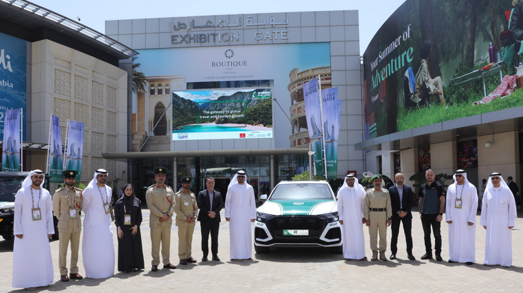 Presentación del nuevo coche de la policía de Dubái en el Dubai World Trade Center