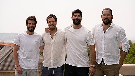 El exitoso negocio de cuatro amigos: cremas solares con nombre de cóctel para los más jóvenes