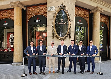 Imagen secundaria 1 - Beckham inauguró en Barcelona la primera boutique monomarca de Tudor en España