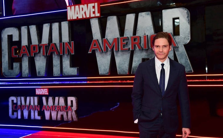 Imagen principal - Daniel Brühl nació en Barcelona, pero se crió en Alemania. De ahí saltó a Hollywood y también se hizo un hueco en el cine español. Tiene casa en Mallorca, donde pasa temporadas y comparte su vida con una psicóloga alemana.