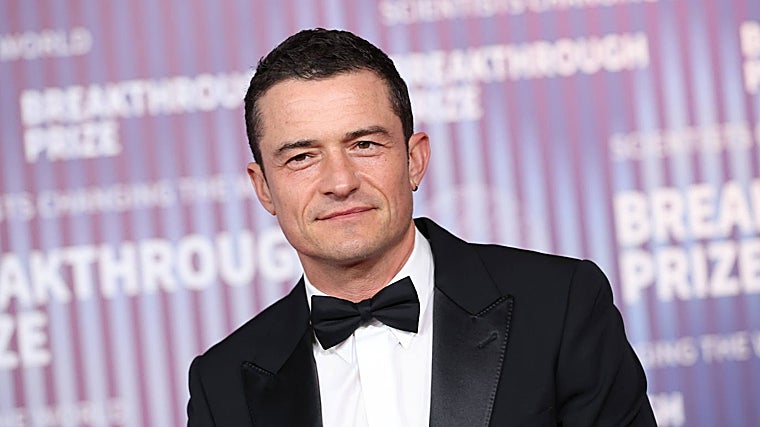 El pelo corto de Orlando Bloom es un estilo muy cómodo para el verano.