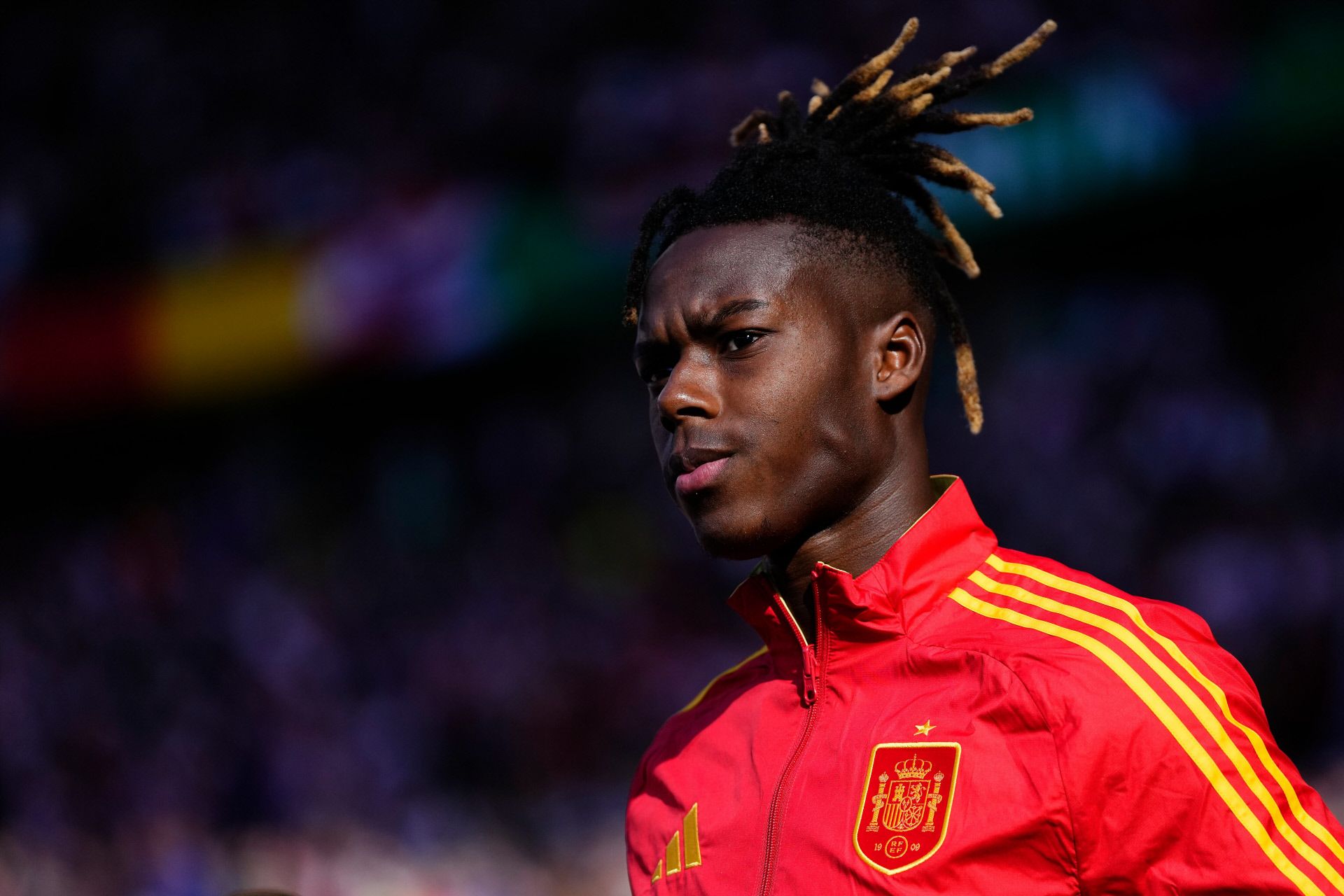 Nico Williams, de la selección española, apuesta por las rastas bicolor que suele recoger en una coleta alta para que sean más cómodas a la hora de jugar. 