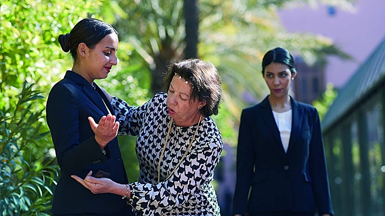 Miss Métrot formando al personal del Royal Mansour