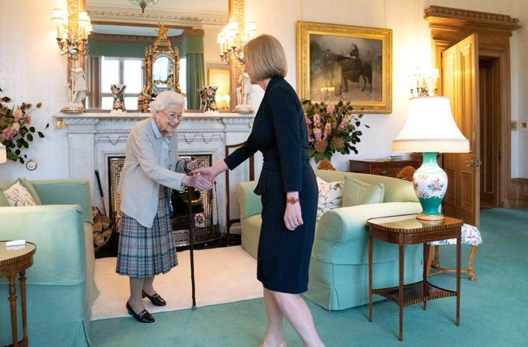 La última foto de Isabel II fue tomada en el castillo de Balmoral, junto a la entonces primera ministra Liz Truss.