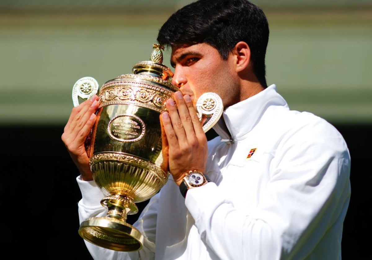 Carlos Alcaraz con el trofeo de Wimbledon