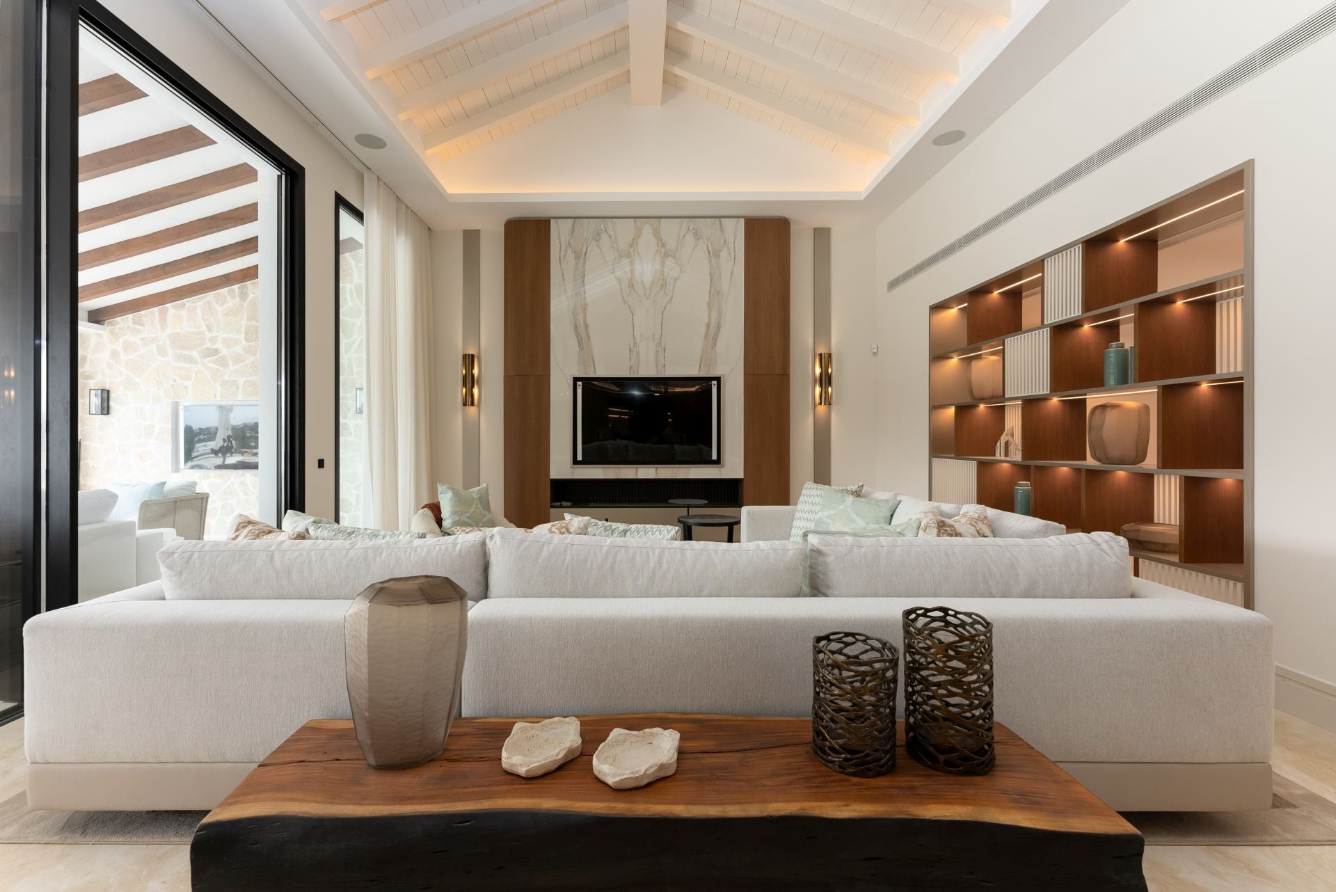 Una ubicación que ha tenido un impacto sobre el proyecto de renovación total de la estructura ya existente en cuya propuesta de renovación arquitectónica se ha tenido en cuenta el estilo mediterráneo y andaluz de la zona.