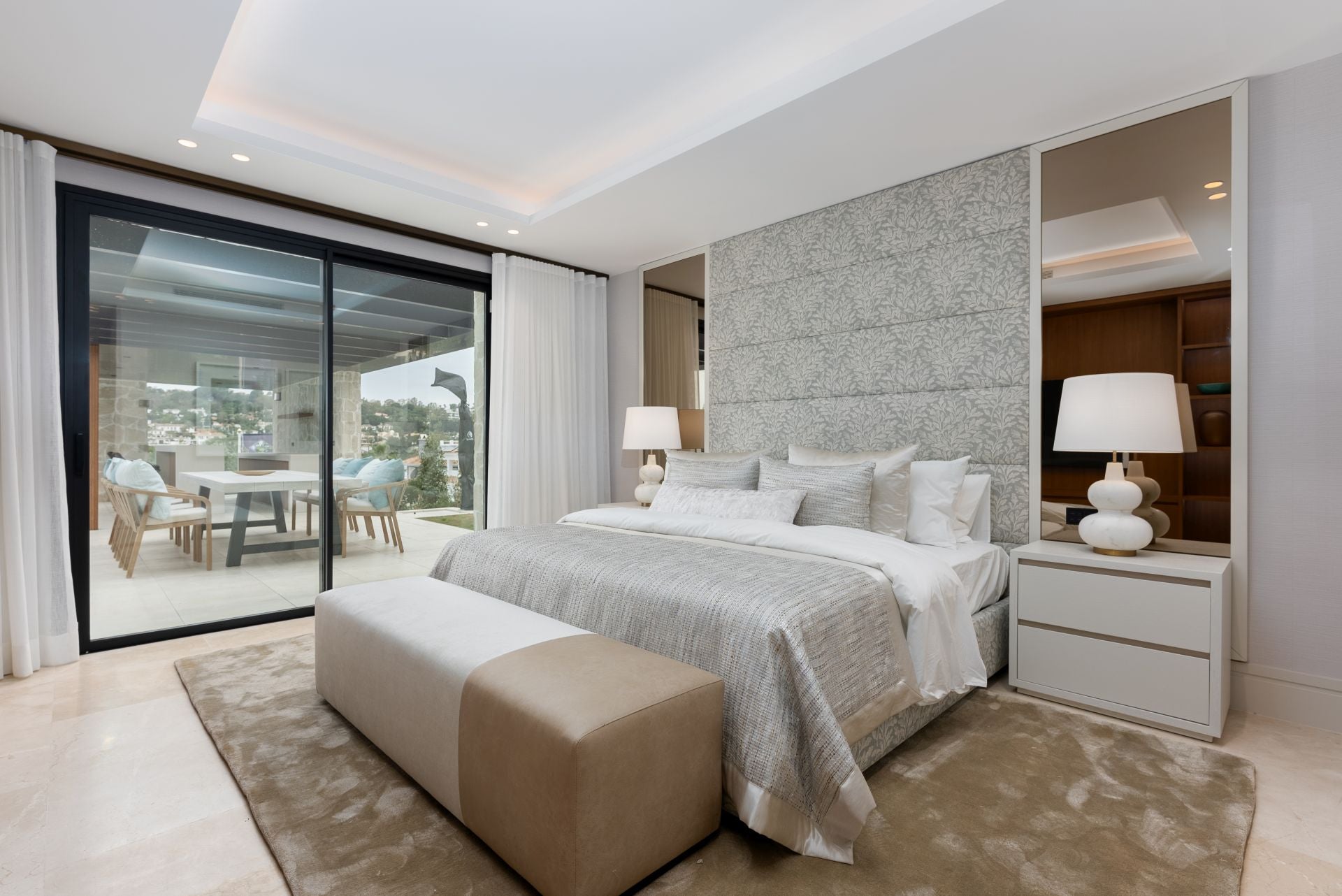 El resultado de este proyecto es una espléndida vivienda de 490 metros cuadrados distribuidos en una única planta donde se ubican 5 dormitorios con baño, un aseo de invitados, salón-comedor, cocina americana, zona de lavandería y un garaje con espacio para cuatro vehículos.