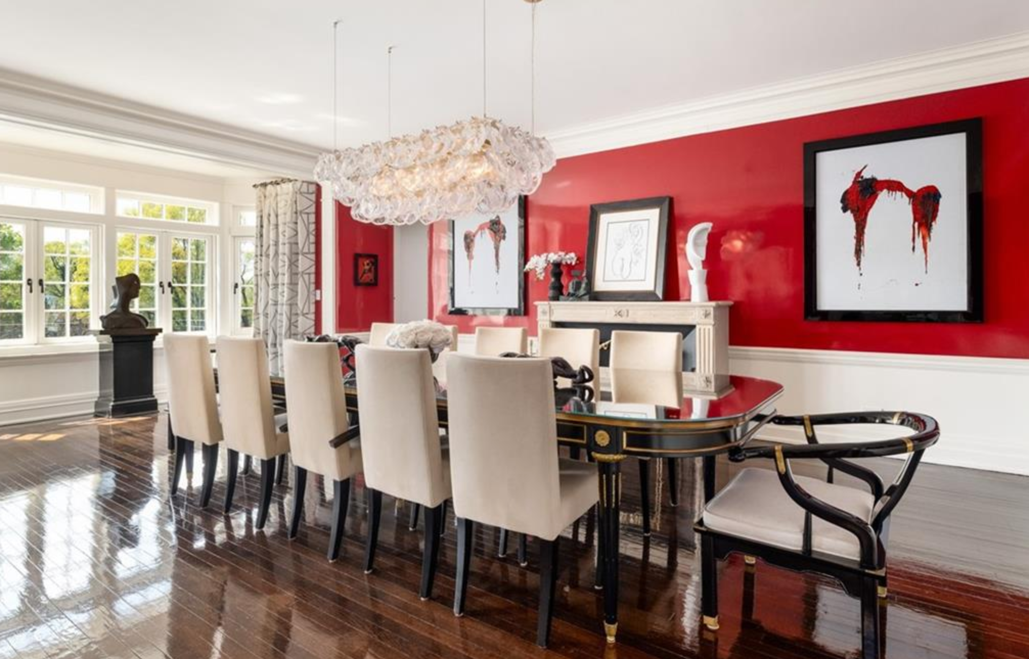 El comedor formal con llamativas paredes pintadas de rojo dispone de una gran mesa con capacidad para doce comensales 