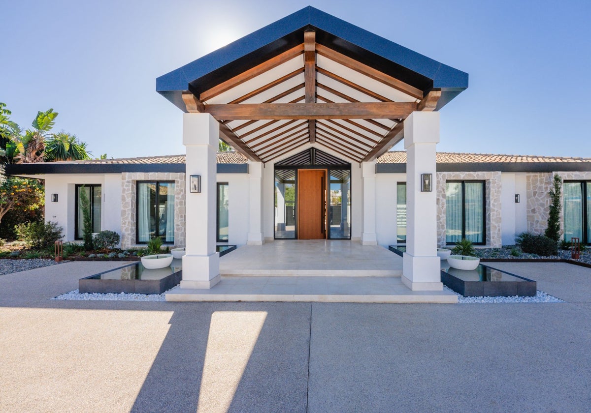 Fachada principal de la mansión Villa Poniente (Marbella)