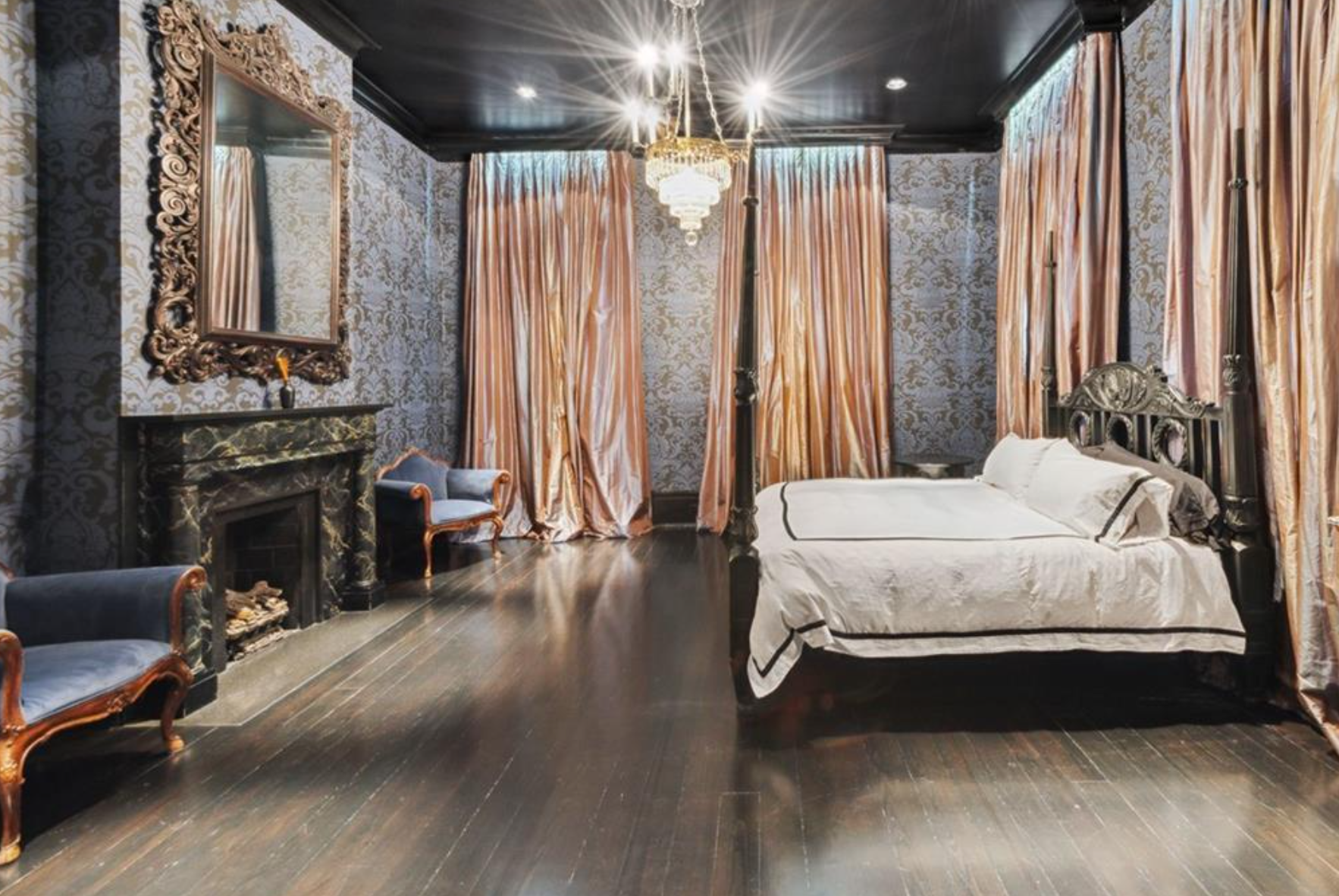 En total, hay ocho dormitorios, ocho cuartos de baño completos y dos aseos 