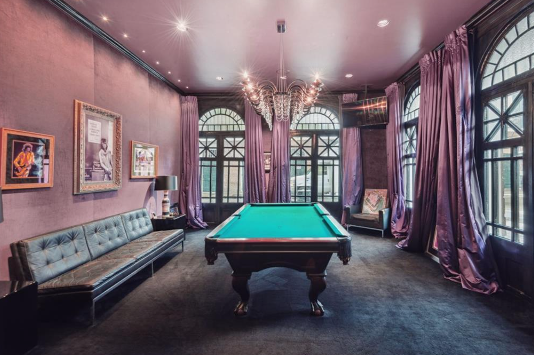 Entre las diferentes estancias dedicadas al ocio y entretenimiento destaca la sala de billar, con sofás y una colorida decoración