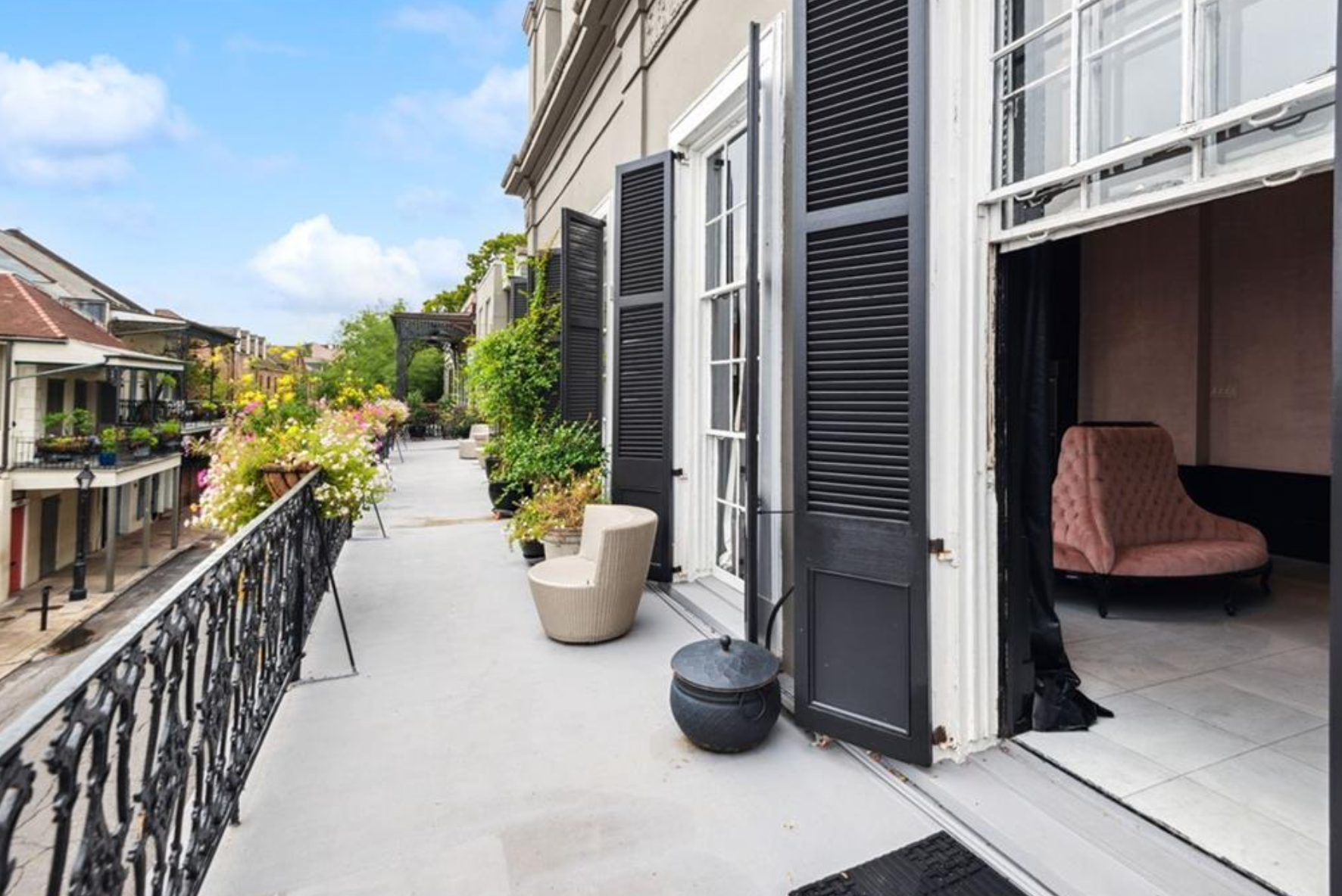 El edificio, que fue totalmente renovado por su último propietario, destaca por su galería/balcón envolvente 