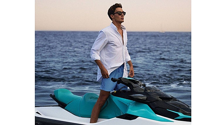 El piloto de F1 George Russell con bañador de Tommy Hilfiger