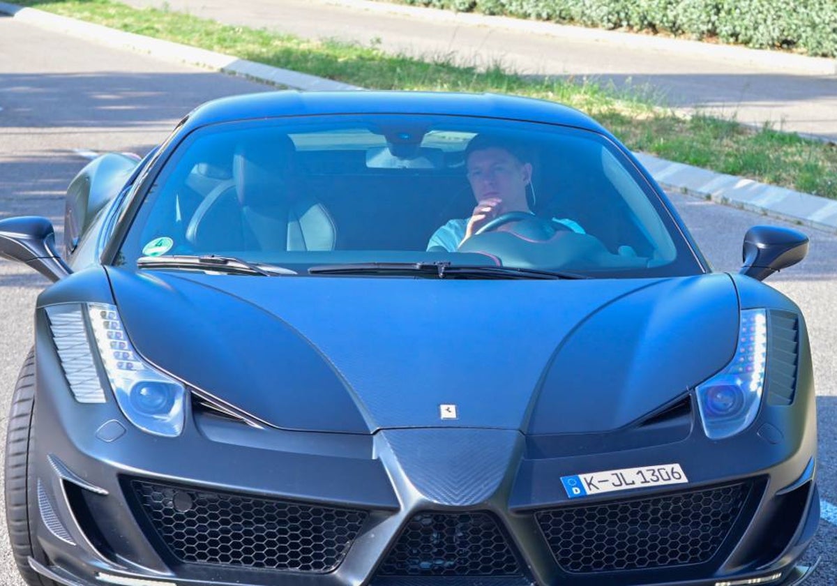 Toni Kroos conduciendo uno de sus coches