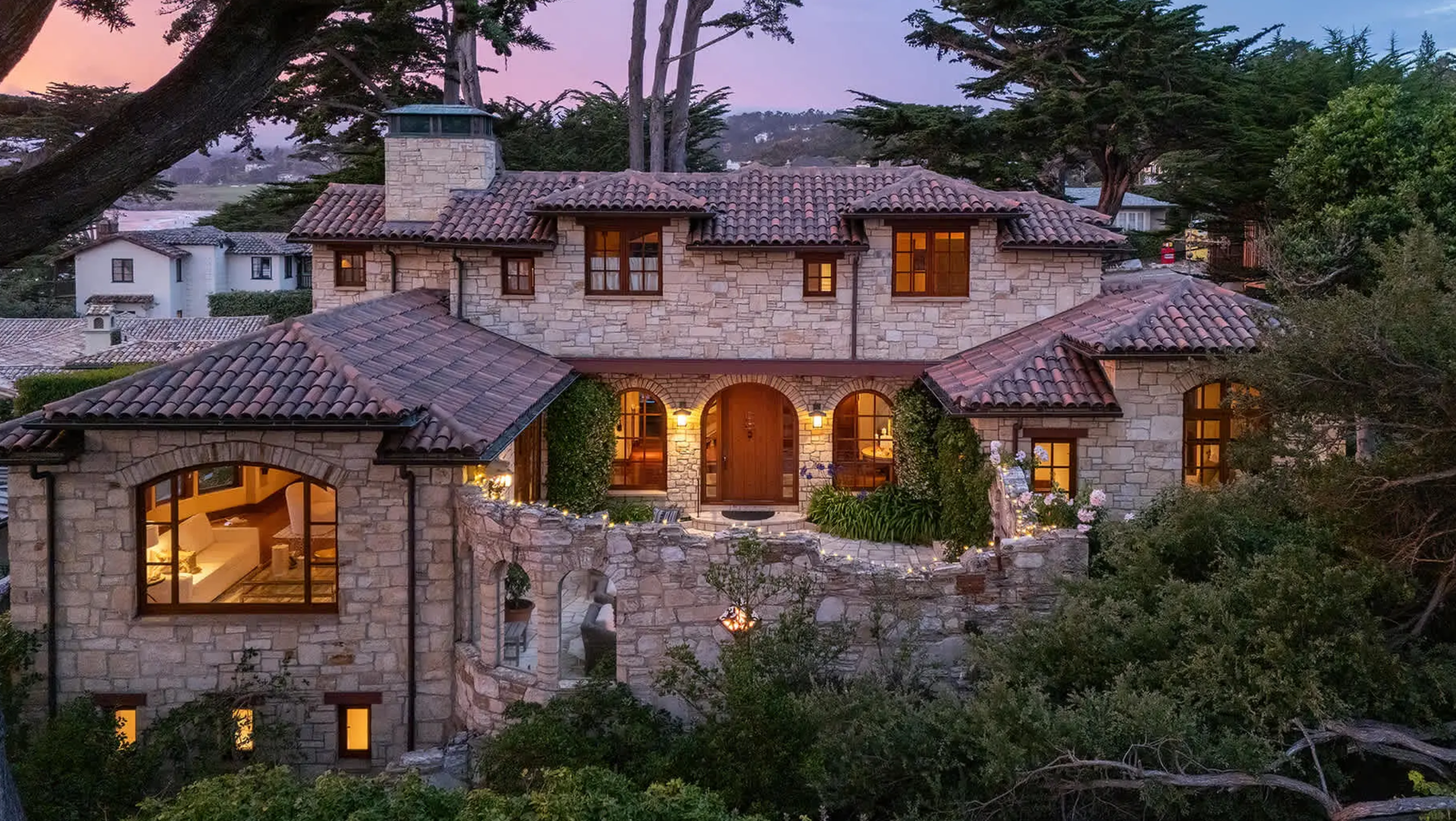 Esta exquisita vivienda construida en 1924 y reformada por completo en 1998 dotándola de acabados de lujo y todo tipo de comodidades