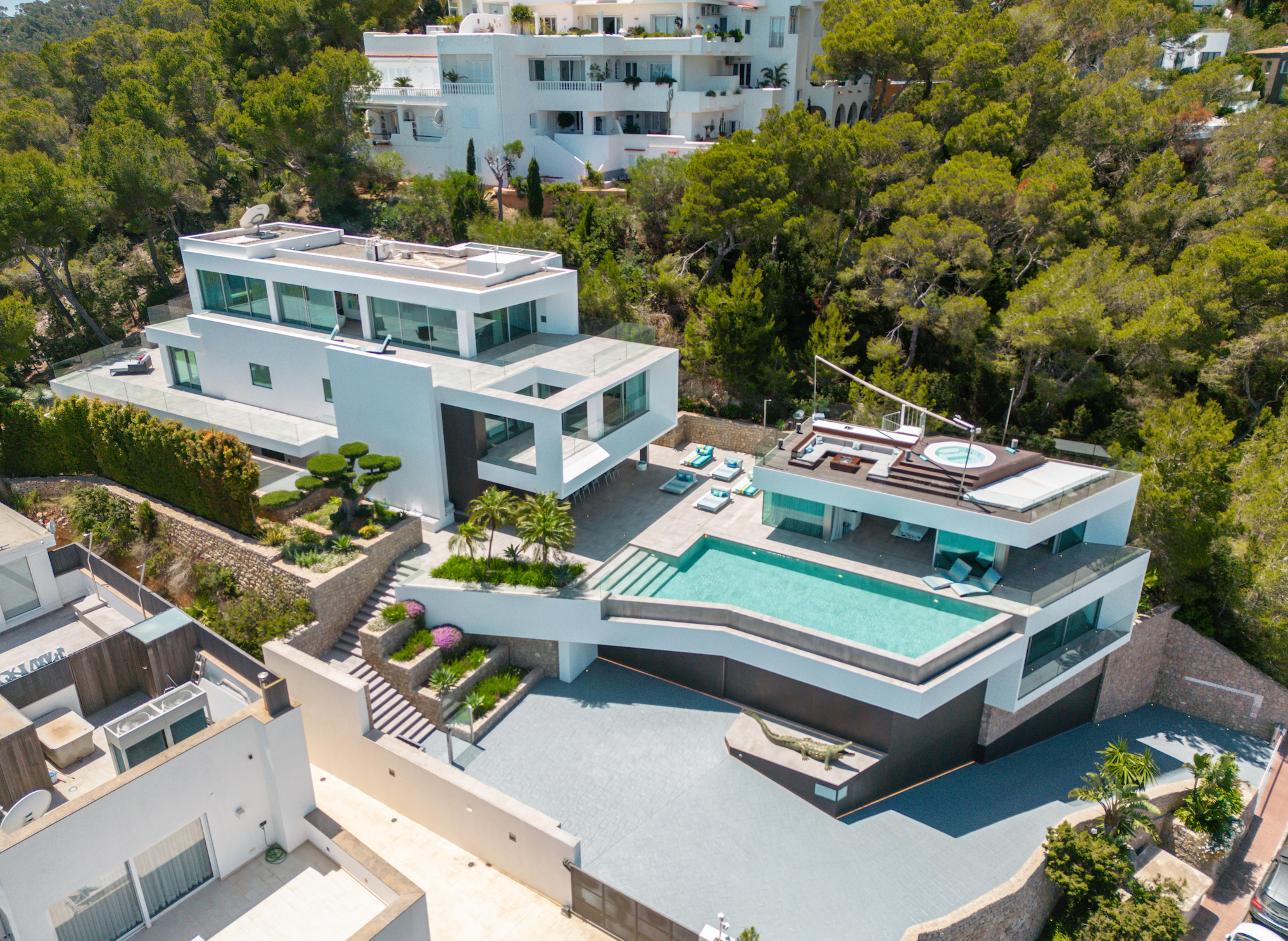Esta villa de lujo de estilo modernista está situada cerca de Santa Eulalia con vistas a la bahía