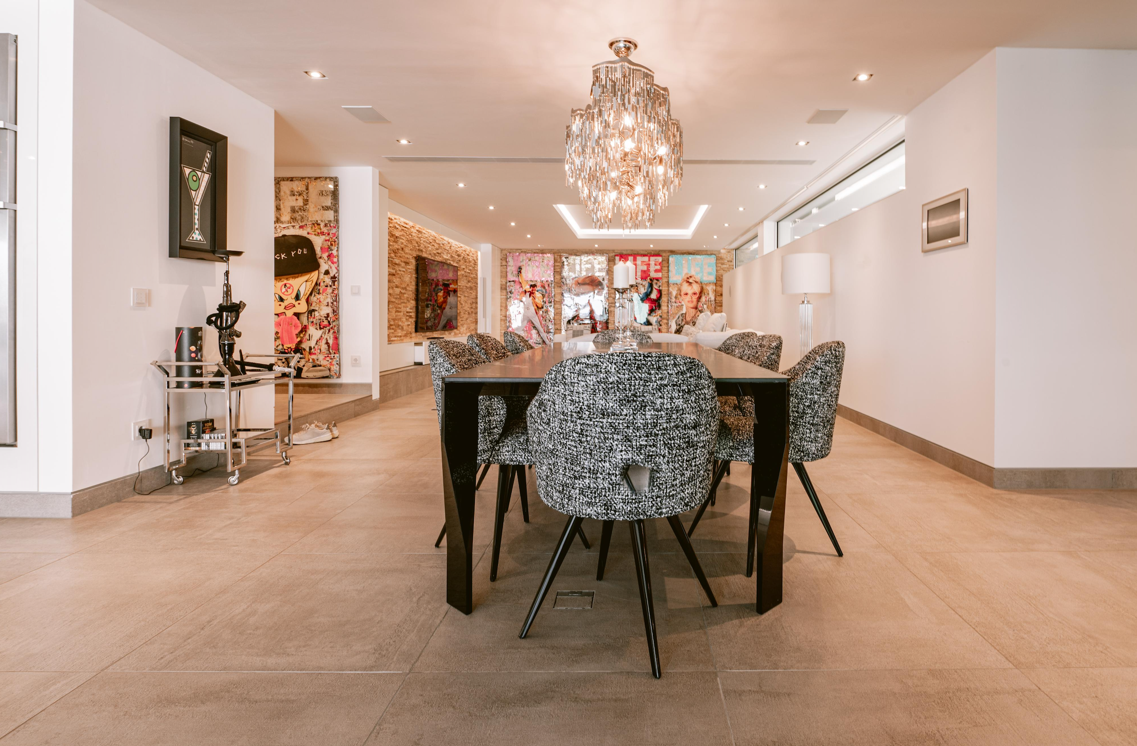 Entre otras estancias cuenta von un comedor con una gran mesa que puede acoger a ocho comensales