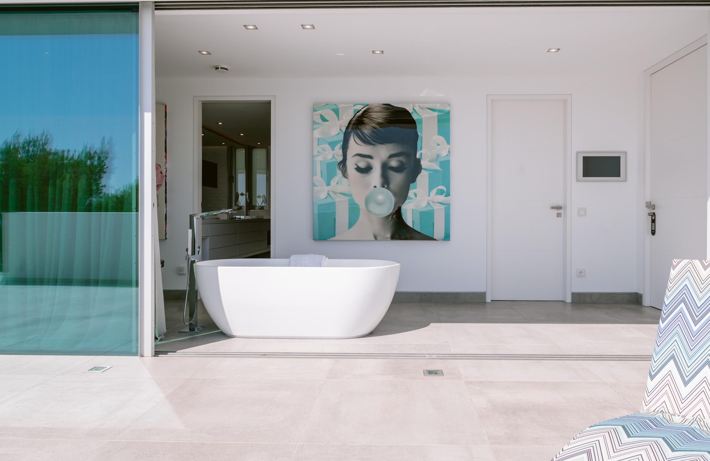 Entre las estancias dedicas al ocio y entretenimiento están una sala de cine, gimnasio y una sala de juegos con un original futbolín de diseño 