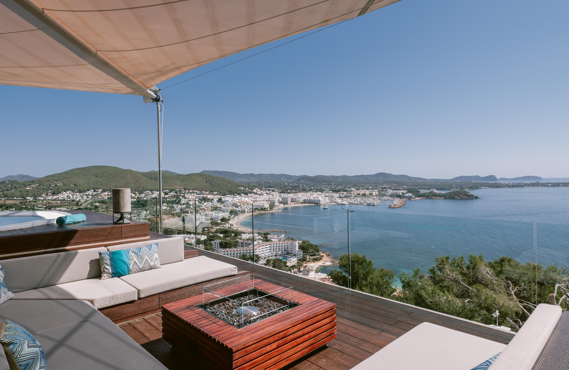 En la azotea hay una terraza con jacuzzi y zona de sofás con fogata en la que disfrutar de las vistas