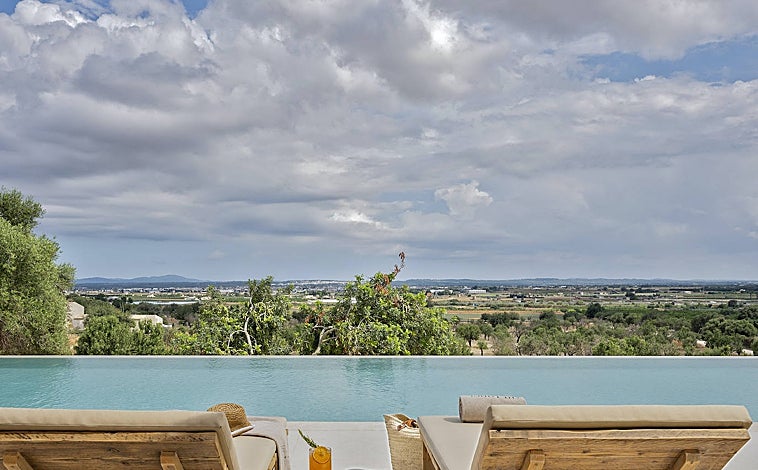 Imagen principal - Así es el exclusivo hotel de Mallorca en el que pasó su noche de bodas el hijo de Emilio Aragón