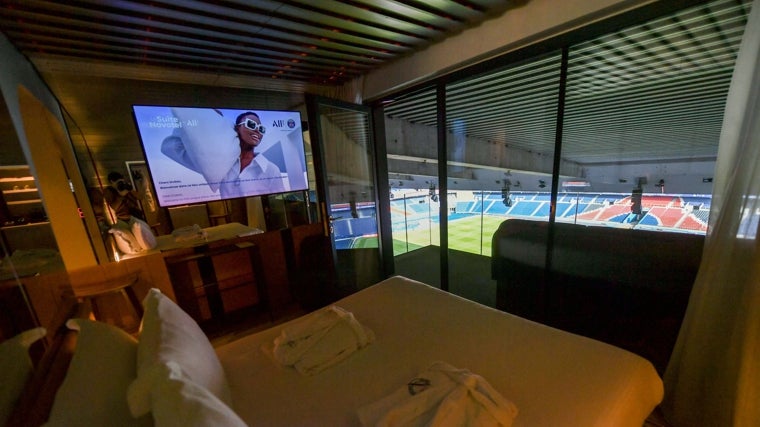 La habitación, dentro del estadio, cuenta con todo lujo de detalles.