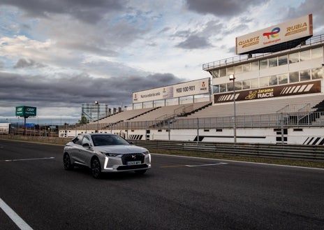 Imagen secundaria 1 - Durante las pruebas de coches en la pista del circuito del Jarama