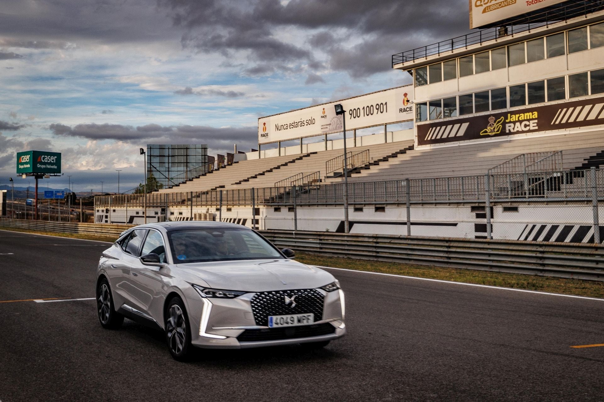 El DS 4 fue otro de los coches que participó en la primera Motor Session de Summum que reunió a 50 lectores del portal de lujo en el circuito del Jarama. 