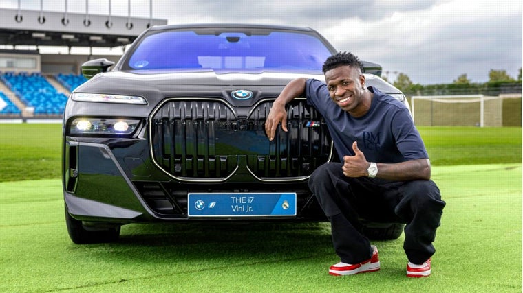 Vinicius con el el BMW i7