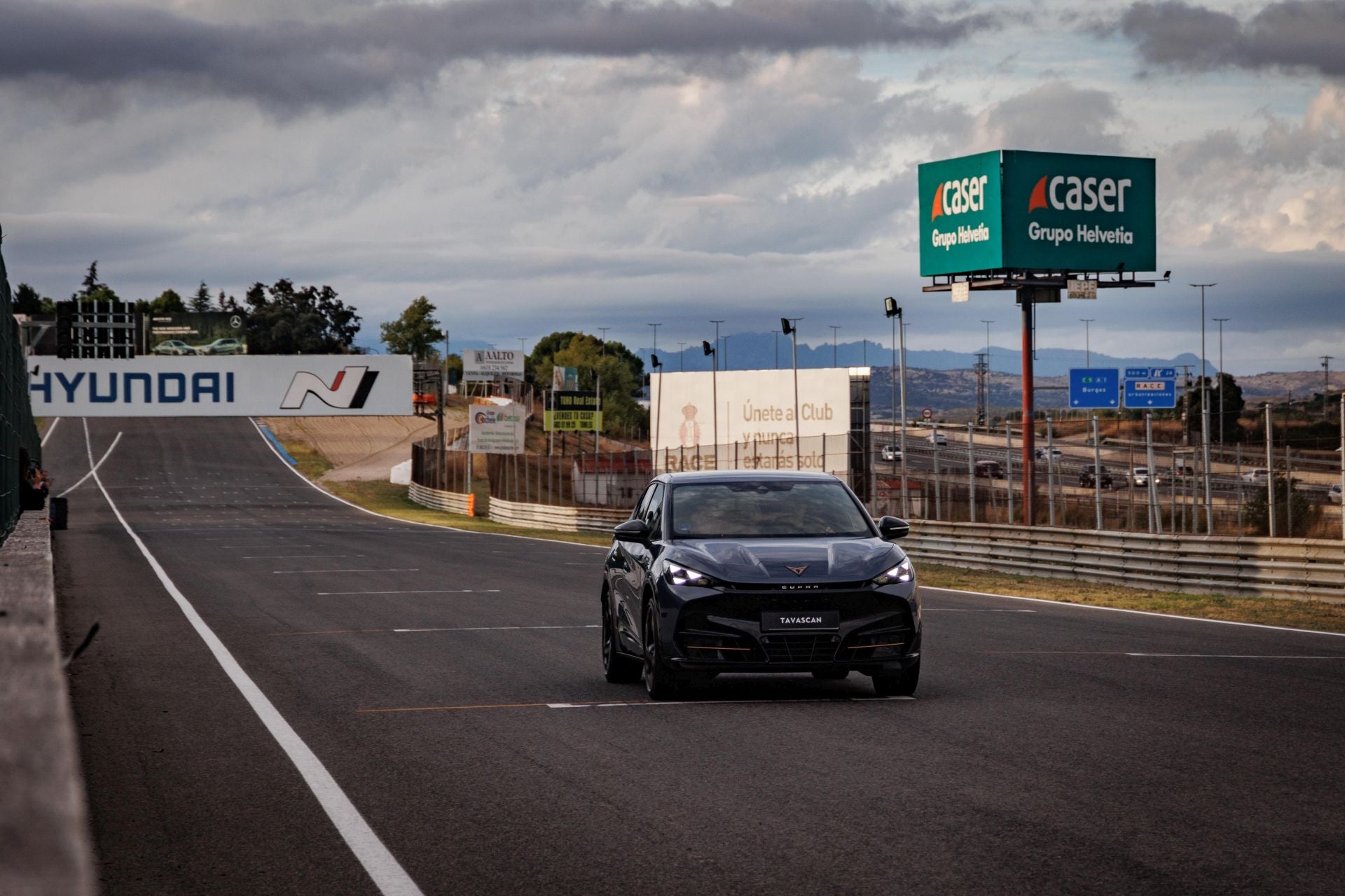 El Cupra Tavascan también rodó en el Circuito del Jarama en la Motor Session Summum. 