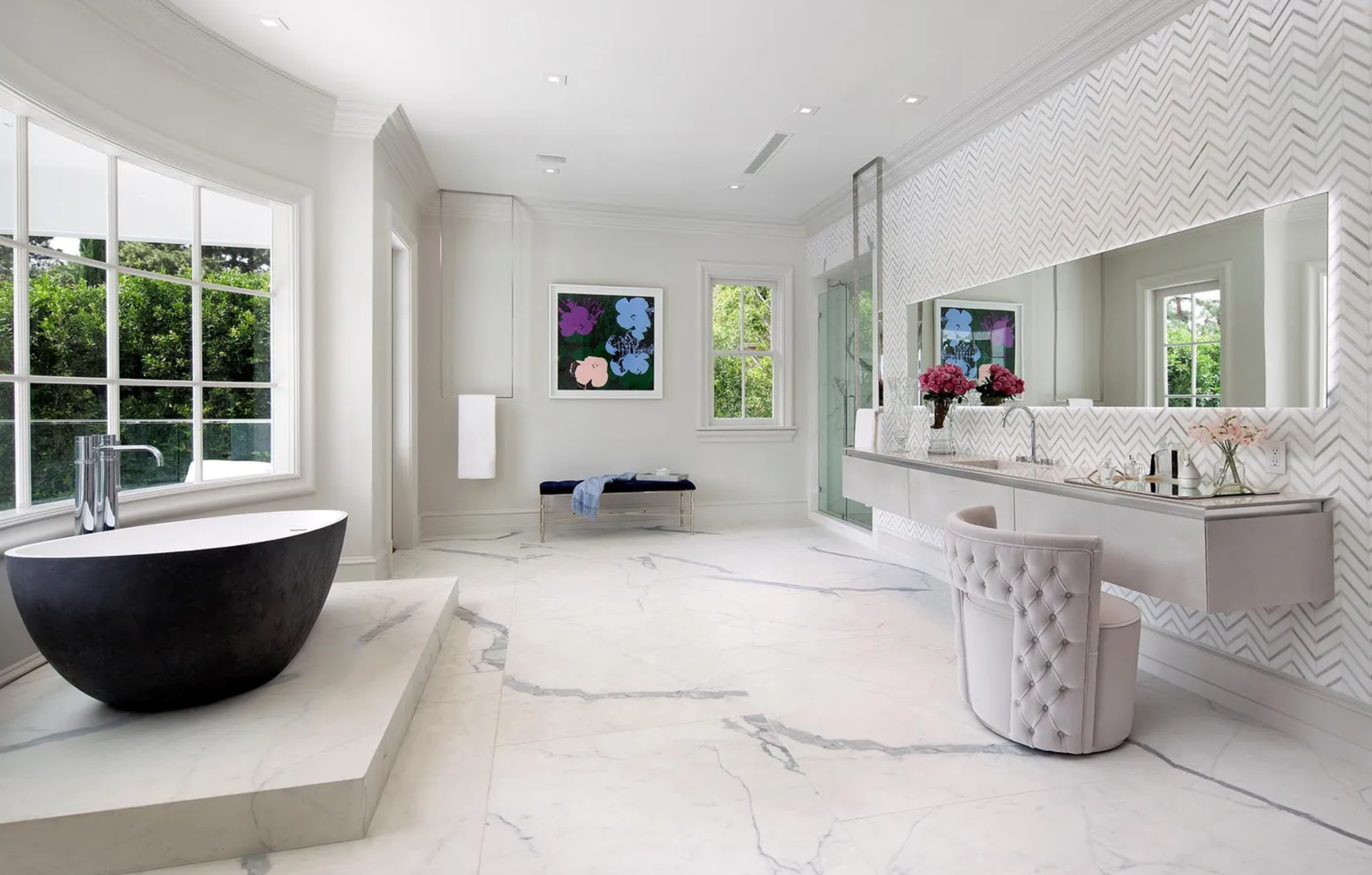 La suite principal dispone de zona de estar con chimenea, baños dobles que se abren a una gran terraza e incluyen ducha y bañera profunda y varios vestidores.