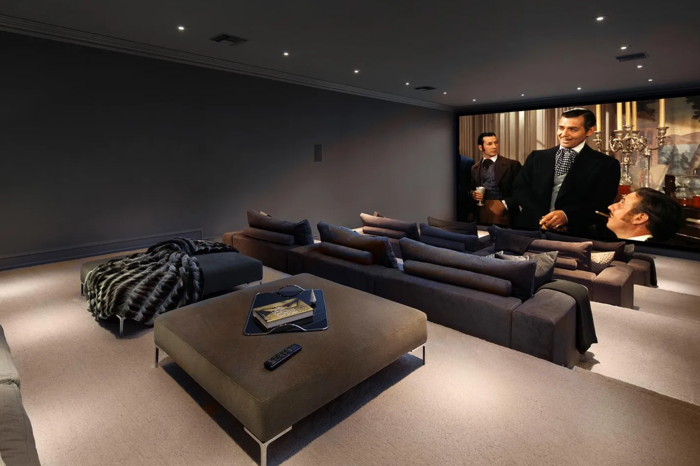 La casa de huéspedes independiente cuenta con un espectacular cine con capacidad para acomodar hasta 20 personas en cómodos sofás