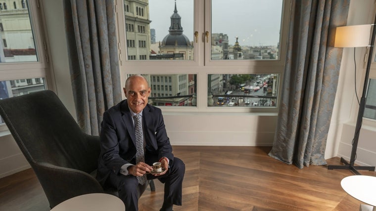 Alejandro Bernabé, director general de Four Seasons Madrid, en la suite presidencial del hotel cinco estrellas