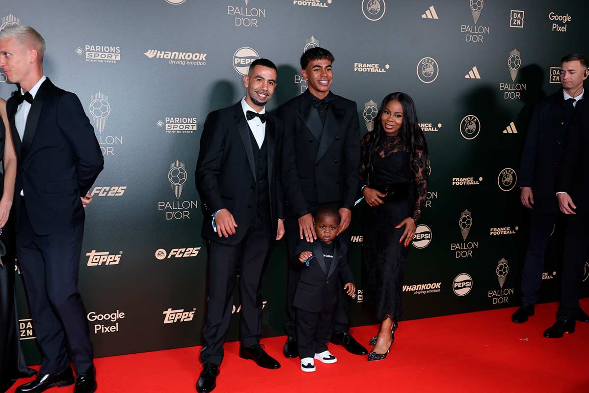 Lamine Yamal, junto a su familia, en la alfombra roja del Balón de Oro.