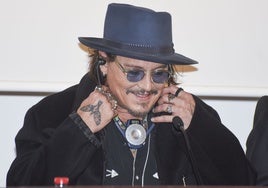 Los gemelos 'made in Spain' que le han regalado a Johnny Depp en Sevilla
