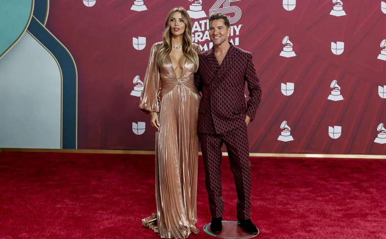 Main image - The Spanish singer posed with his wife Rosanna Zanetti, and chose a striking wine-colored suit. To perform, he preferred the classic black and white tuxedo. 