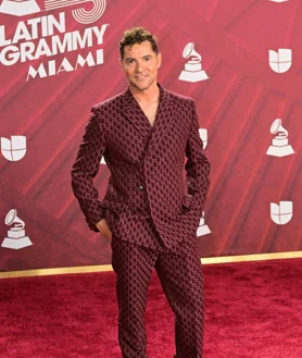 Secondary image 2 - The Spanish singer posed with his wife Rosanna Zanetti, and chose a striking wine-colored suit. To perform, he preferred the classic black and white tuxedo. 